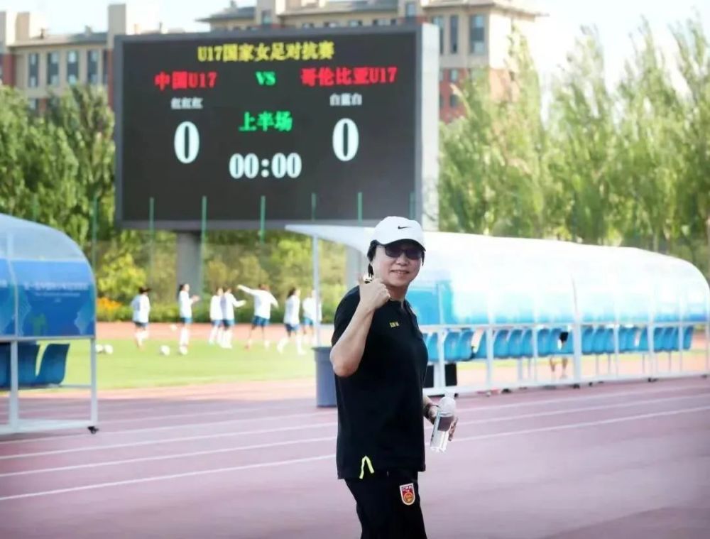 片中千姿百态的恐龙在超大银幕上将更加巨细靡遗，陆地霸主霸王龙等庞然大物更会震撼倍增，被粉丝亲切称为“小蓝”的迅猛龙布鲁更将升级为妈妈惊艳回归